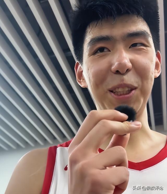 徐昕：穿上国家队战袍感觉非常不错 调侃王俊杰多传球逗乐记者
